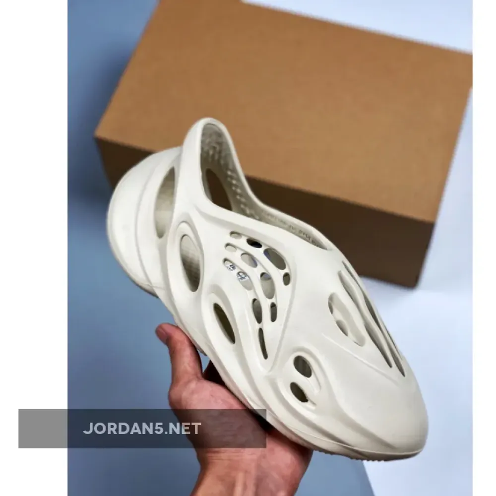 adidas Yeezy Foam Runner “Sand”  FY4567
