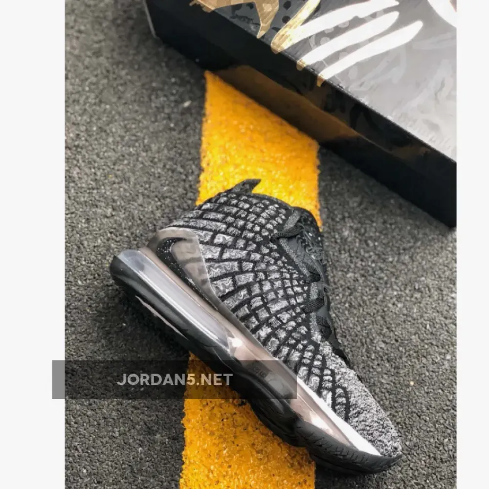 Nike LeBron 17 “Black/White”  BQ3177-002