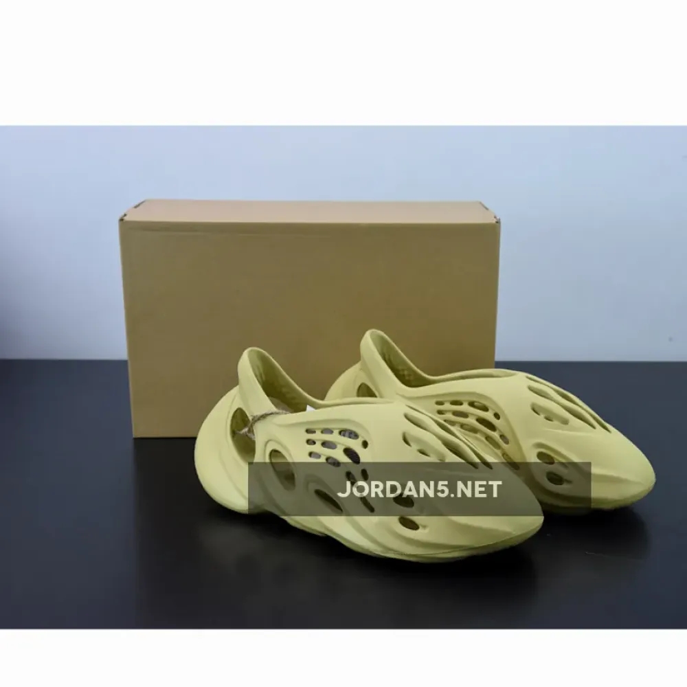 adidas Yeezy Foam RNNR “Sulfur”  GV6775