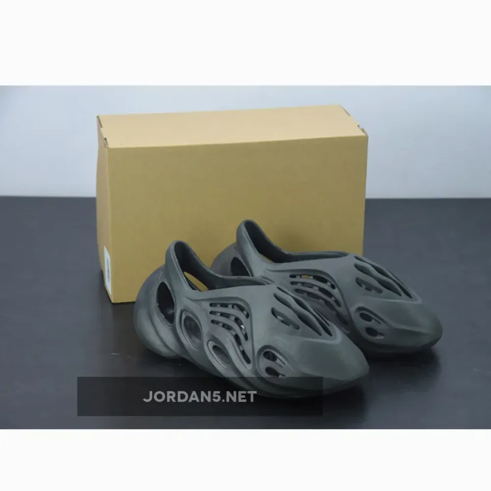adidas Yeezy Foam Runner “Onyx”  HP8739