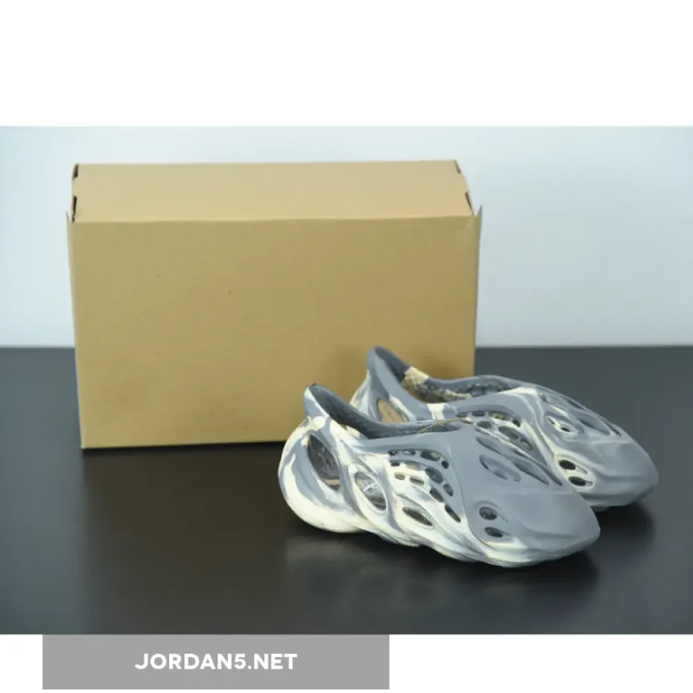 adidas Yeezy Foam Runner “MXT Moon Gray”  GV7904