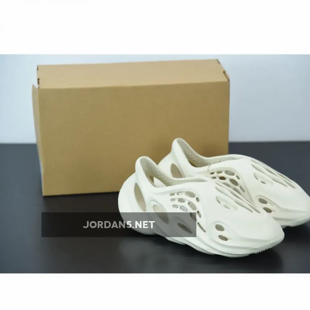 adidas Yeezy Foam Runner “Sand”  FY4567