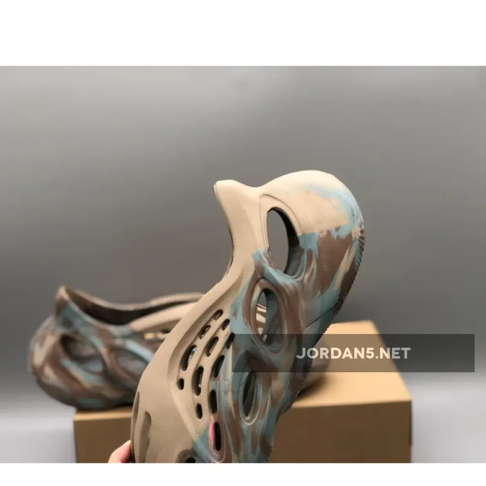 adidas Yeezy Foam Runner ‘MX Sand Grey’  GY3969