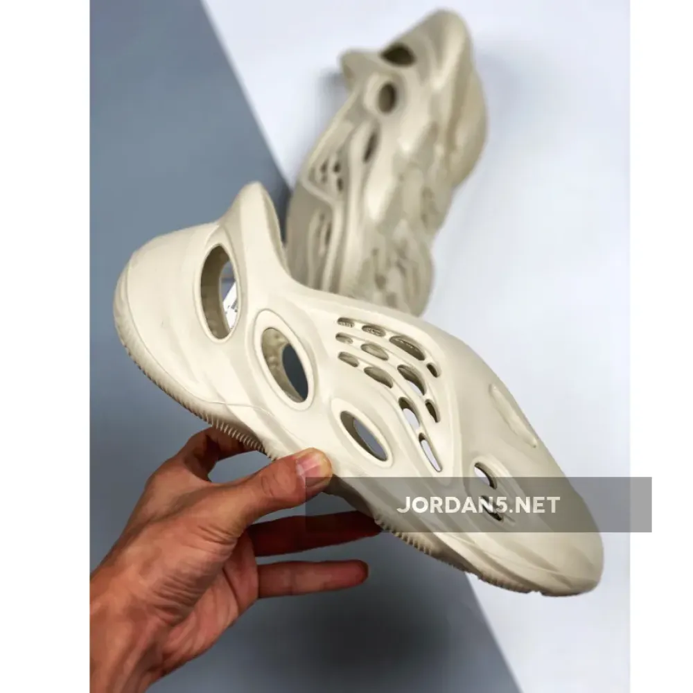 adidas Yeezy Foam Runner “Sand”  FY4567