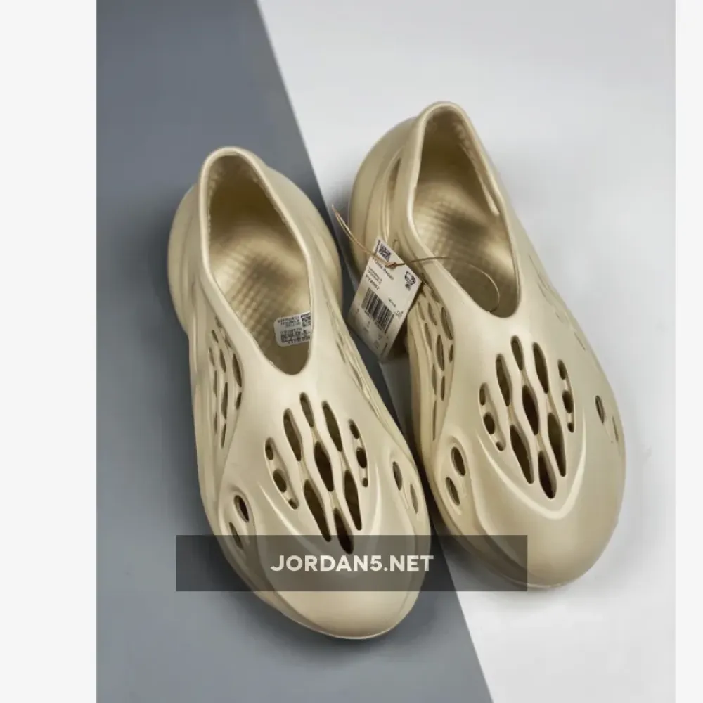 adidas Yeezy Foam Runner “Sand”  FY4567