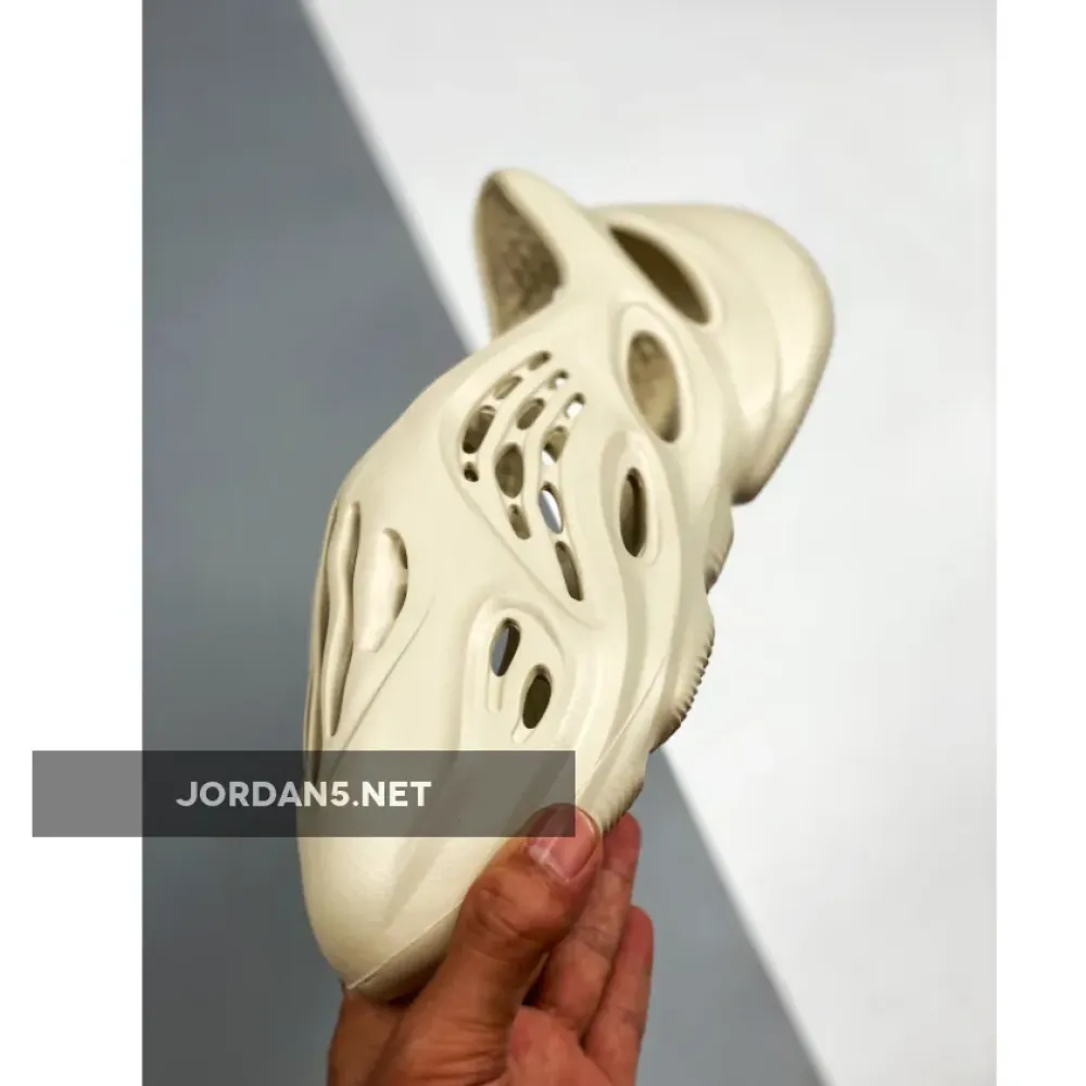 adidas Yeezy Foam Runner “Sand”  FY4567