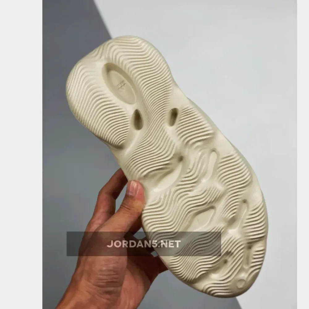adidas Yeezy Foam Runner “Sand”  FY4567