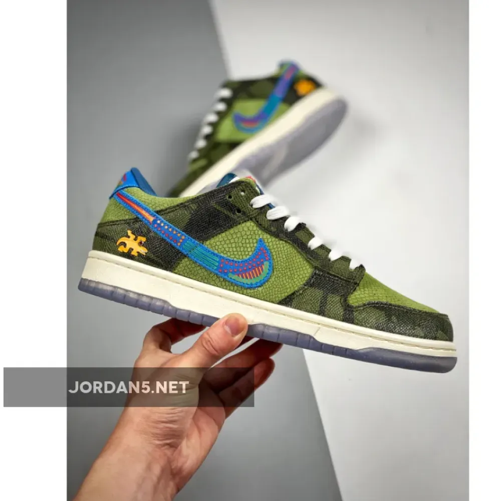 Nike Dunk Low “Siempre Familia”  DO2160-335