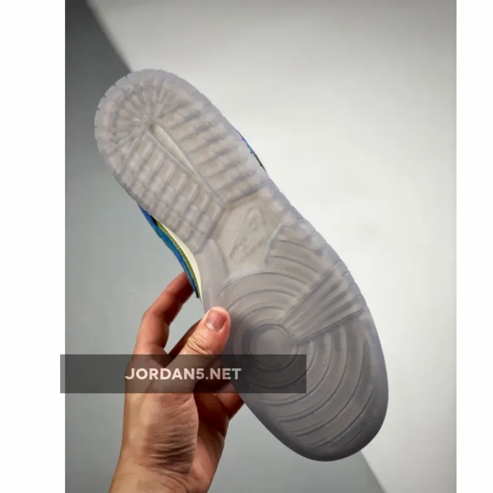 Nike Dunk Low “Siempre Familia”  DO2160-335