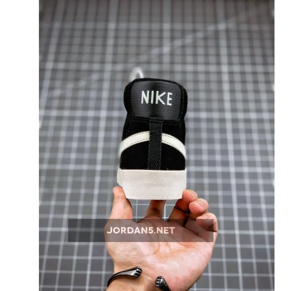 Nike SB Blazer Mid Black/Platinum Tint-Summit White AV9376-001