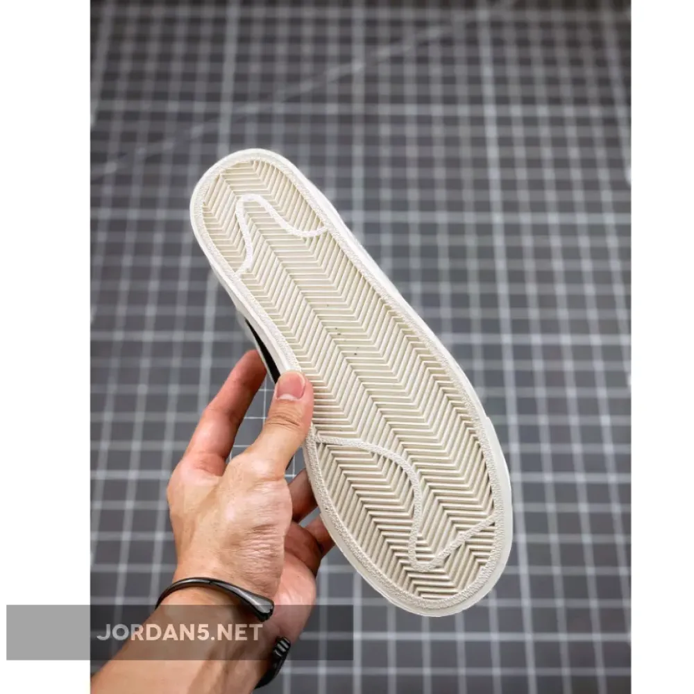 Nike SB Blazer Mid Black/Platinum Tint-Summit White AV9376-001