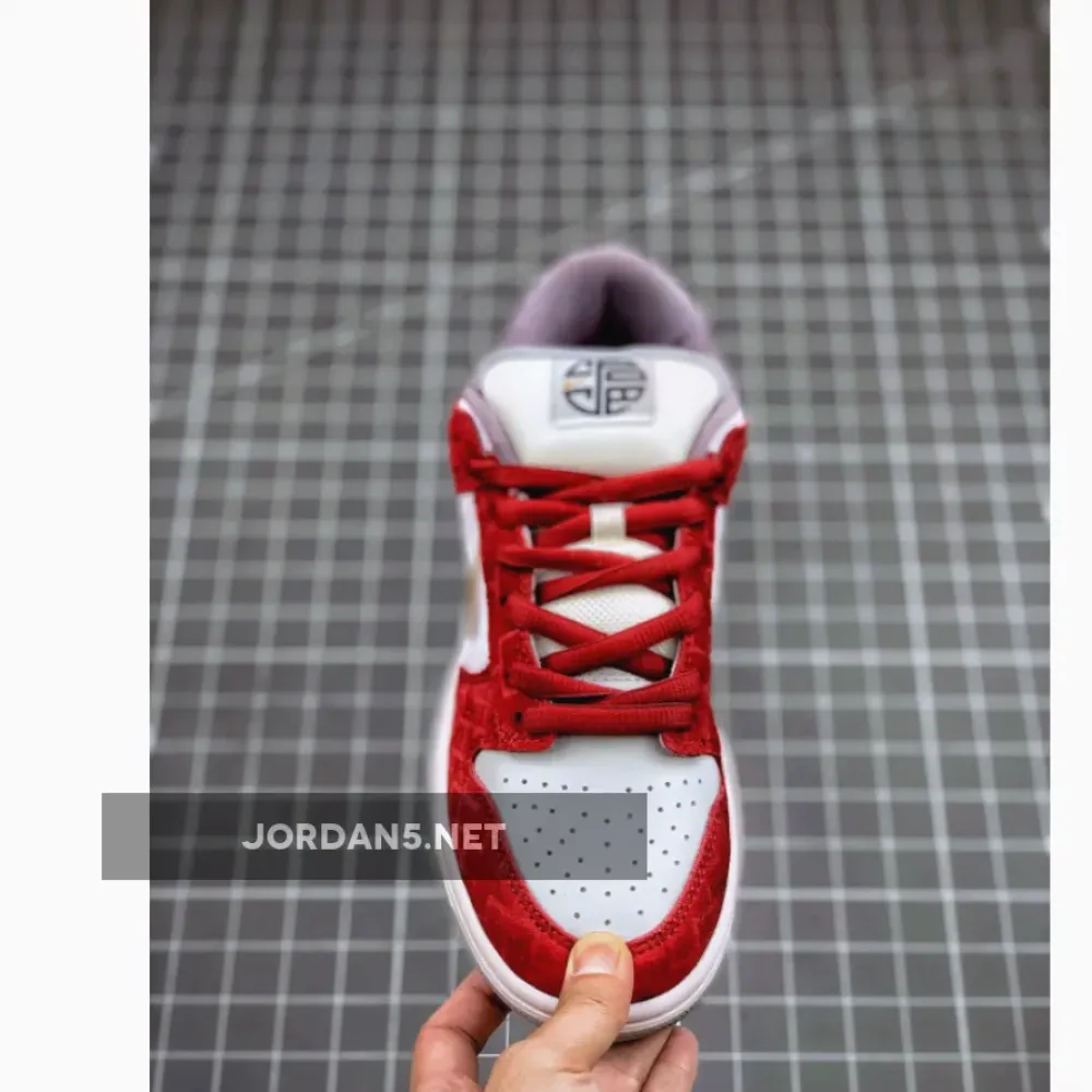 Nike Dunk Low Pro SB ‘Shanghai’ White/Metallic Gold-Redwood 304292-112