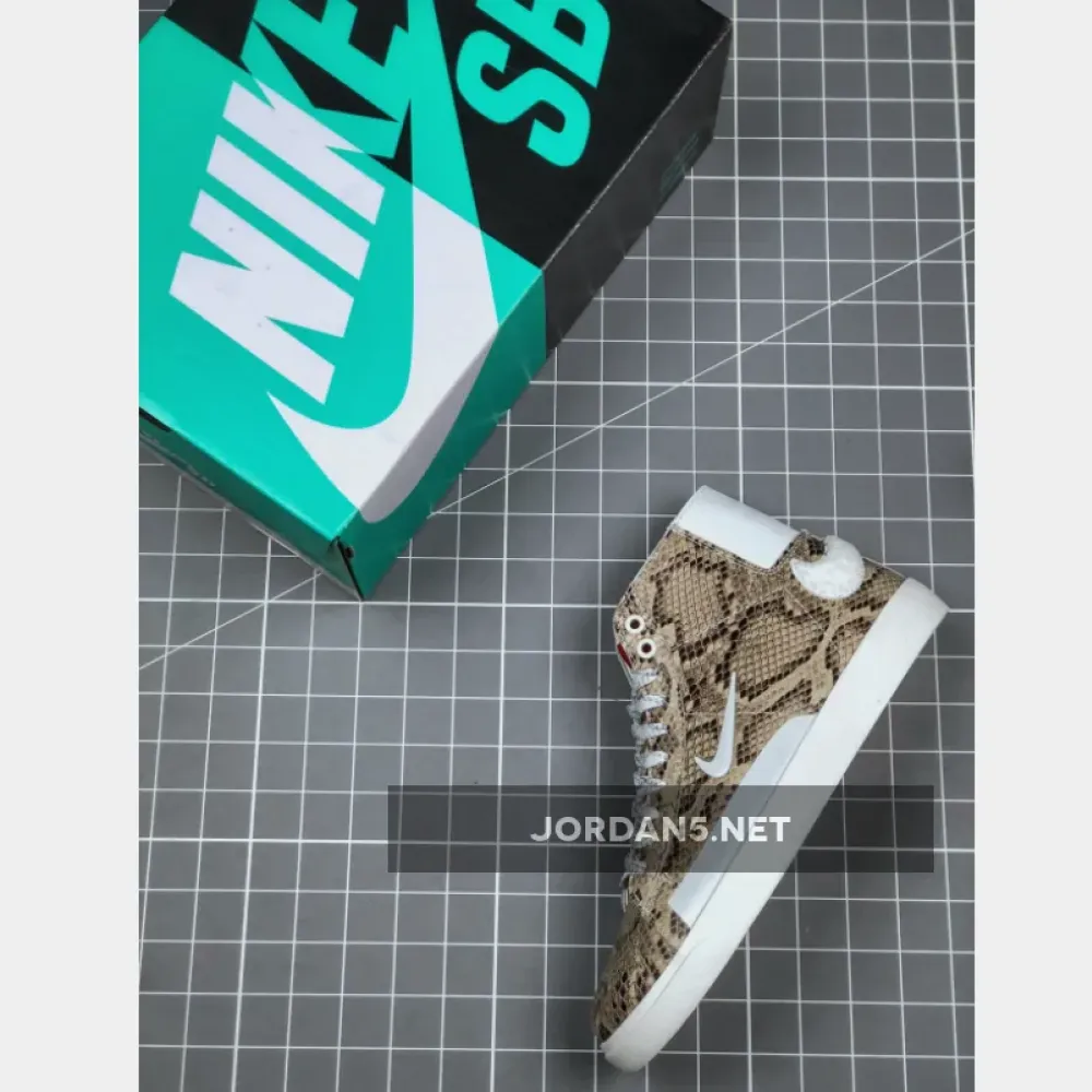 Soulland x Nike SB Blazer Mid FRI Day  CN4540-001