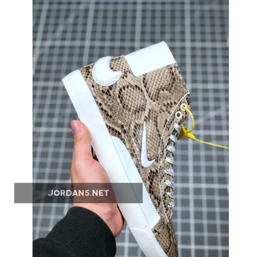 Soulland x Nike SB Blazer Mid FRI Day  CN4540-001