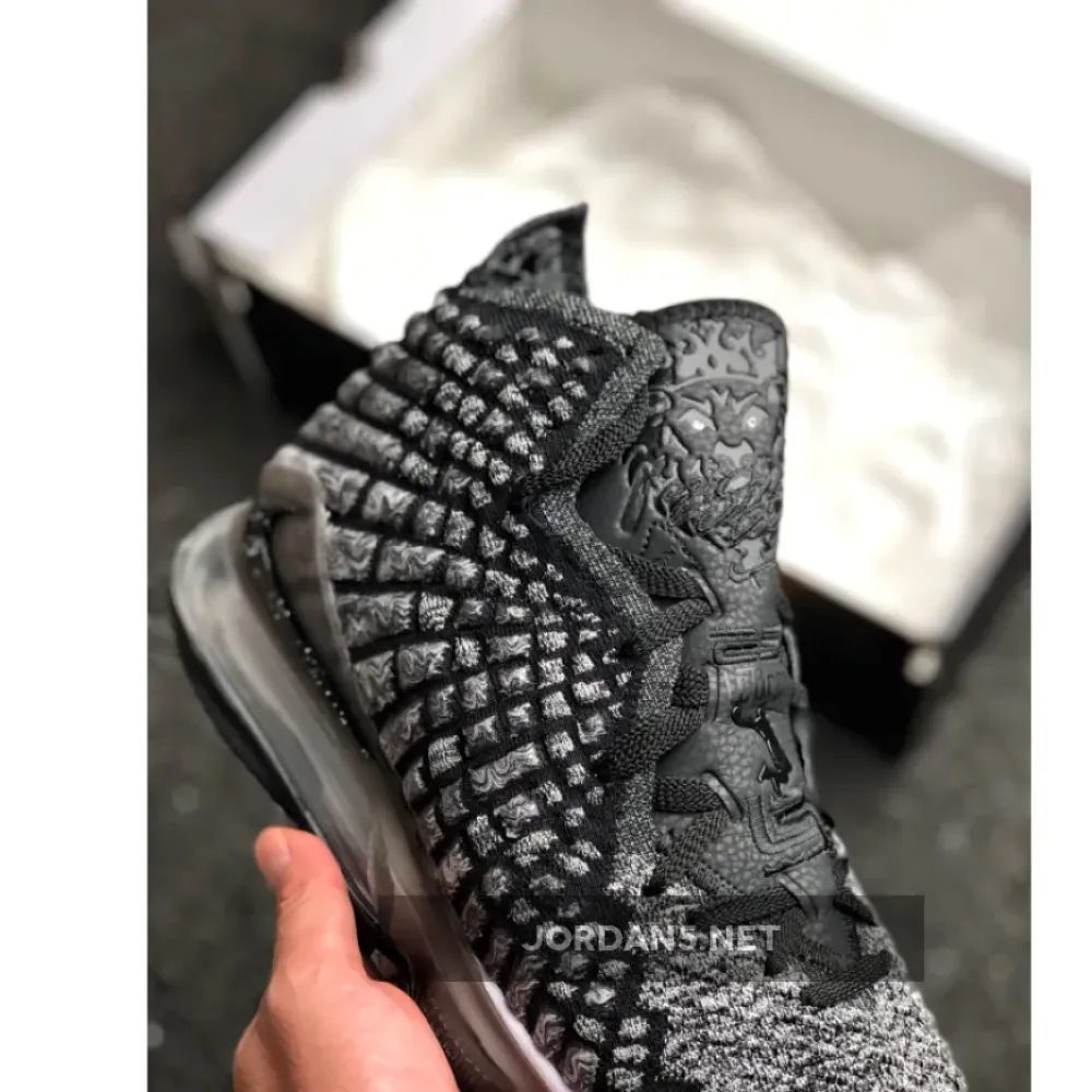 Nike LeBron 17 “Black/White”  BQ3177-002
