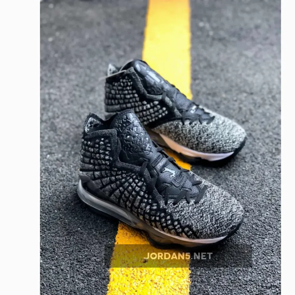 Nike LeBron 17 “Black/White”  BQ3177-002