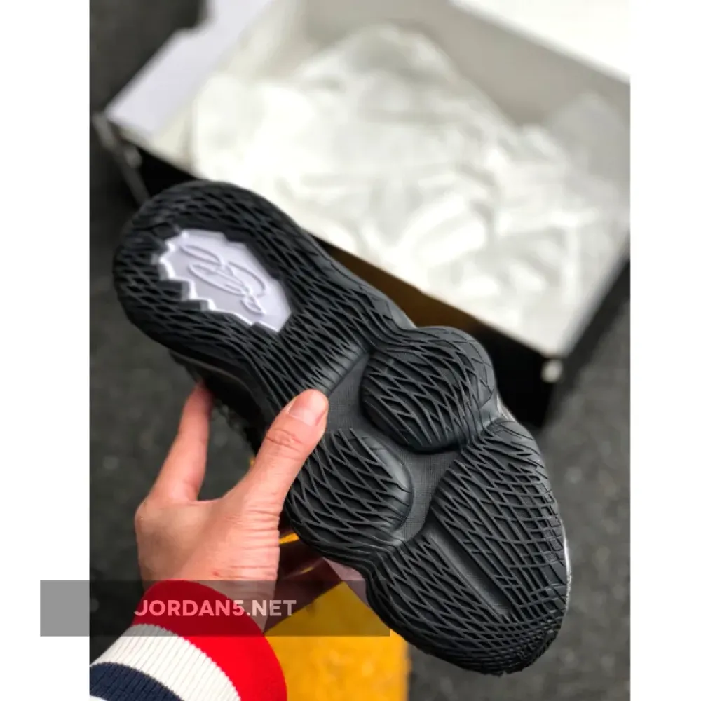 Nike LeBron 17 “Black/White”  BQ3177-002