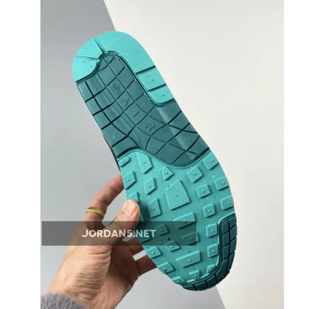 LeBron James x Nike Air Max 1 “Liverpool”  FB8914-100