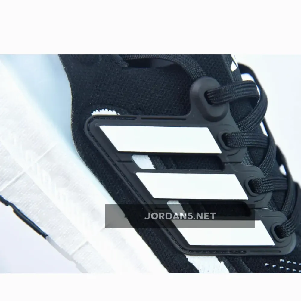 adidas Ultraboost Light Core Black/Cloud White  HQ6340