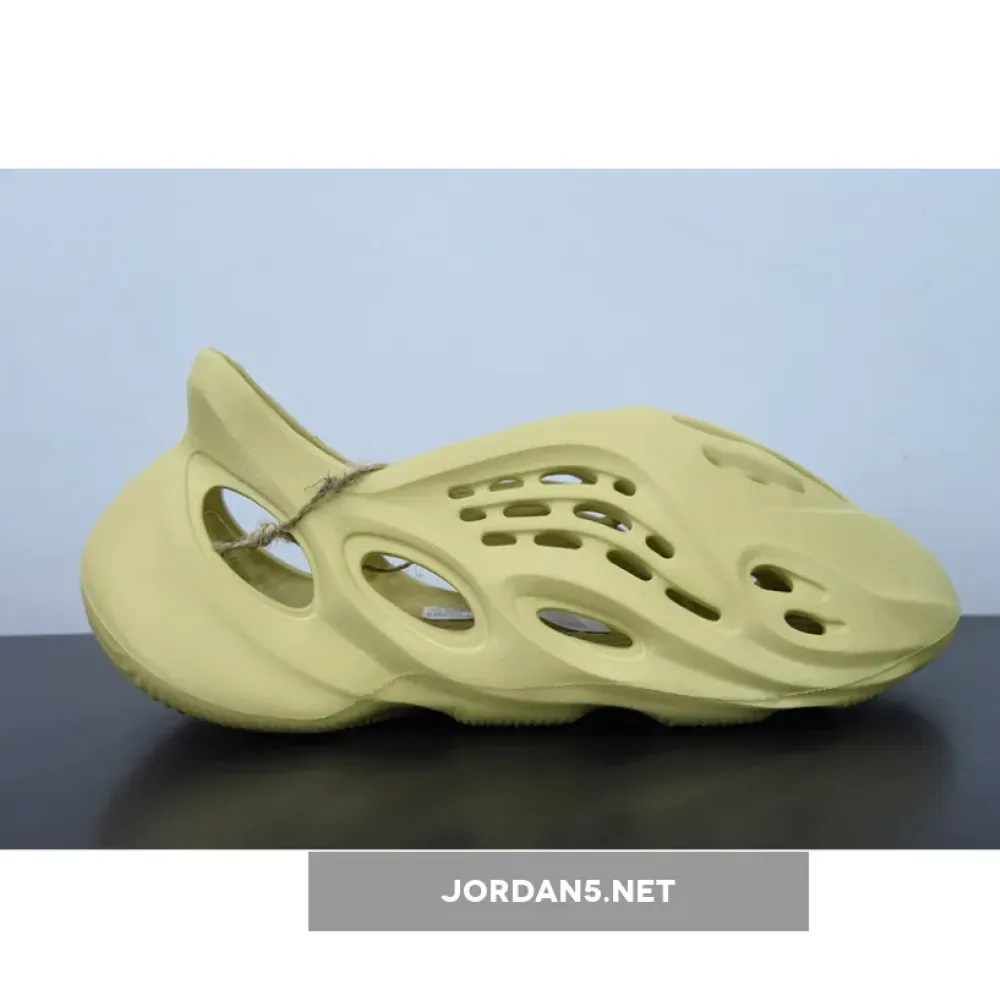 adidas Yeezy Foam RNNR “Sulfur”  GV6775