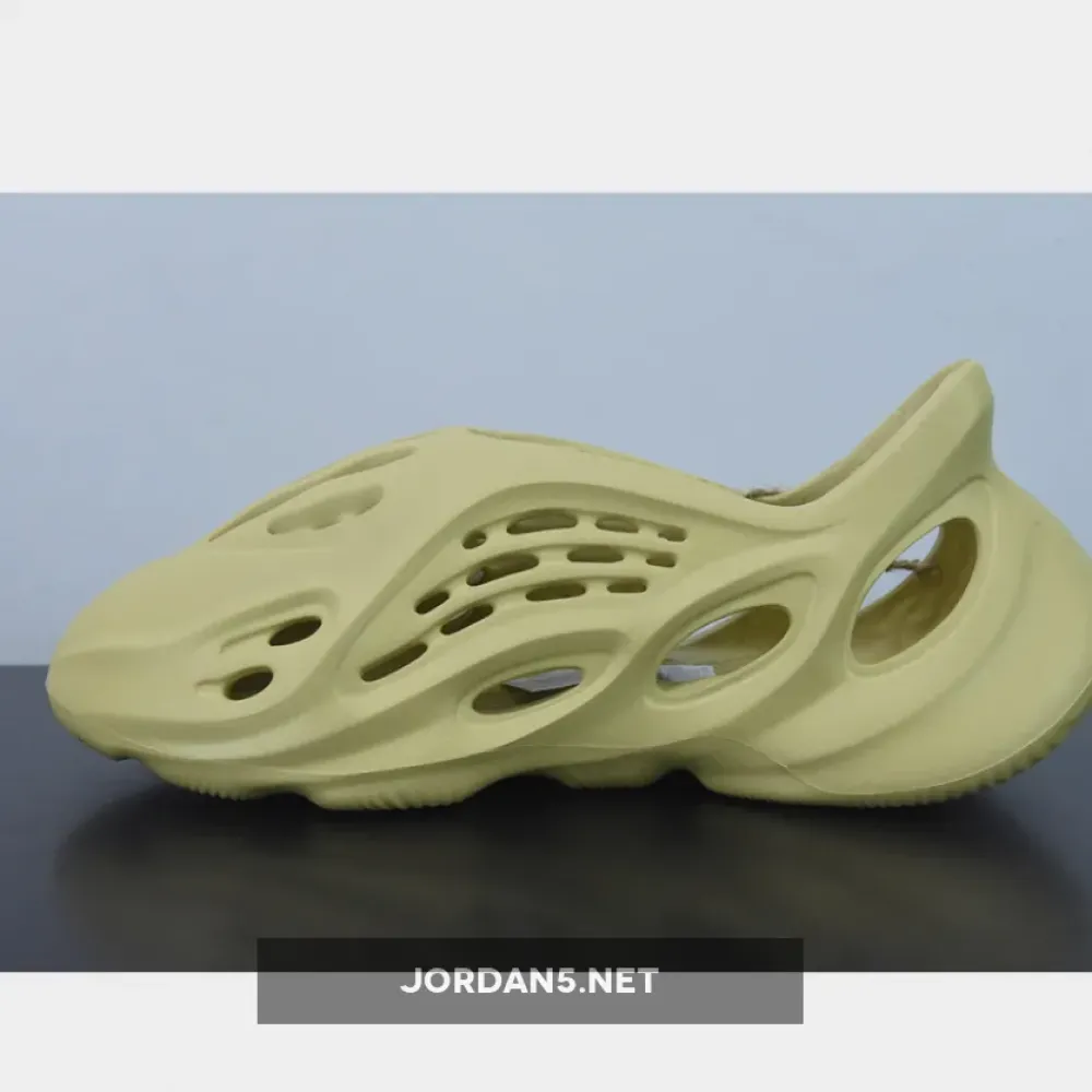 adidas Yeezy Foam RNNR “Sulfur”  GV6775