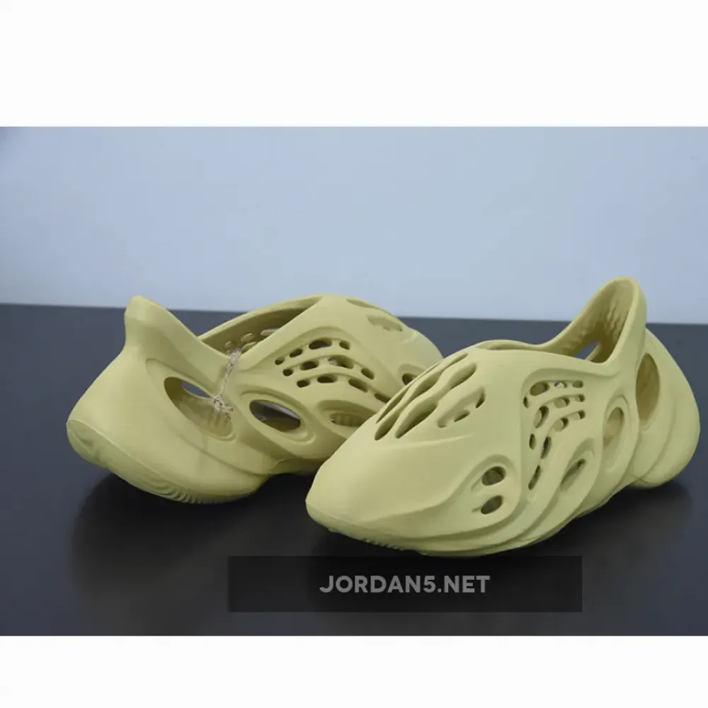 adidas Yeezy Foam RNNR “Sulfur”  GV6775