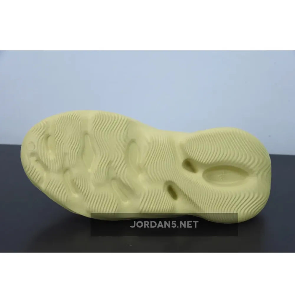 adidas Yeezy Foam RNNR “Sulfur”  GV6775