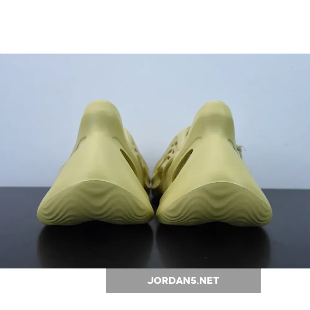 adidas Yeezy Foam RNNR “Sulfur”  GV6775