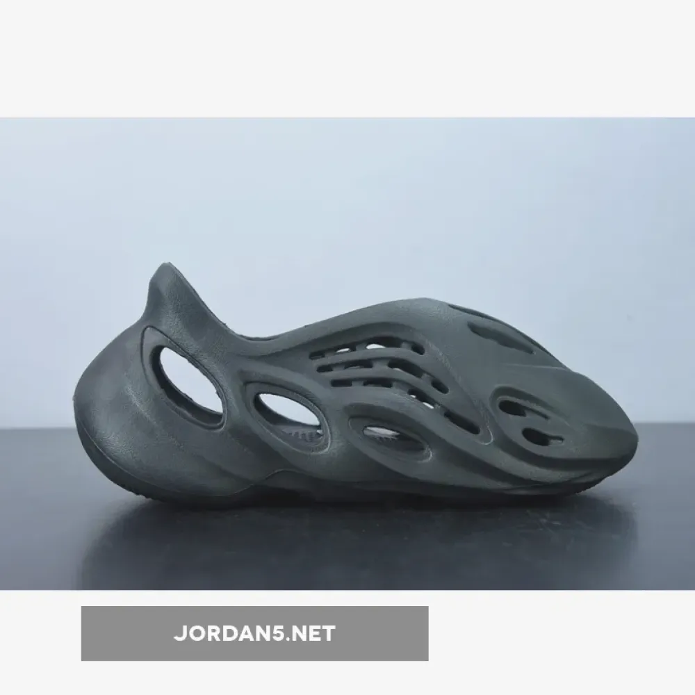 adidas Yeezy Foam Runner “Onyx”  HP8739