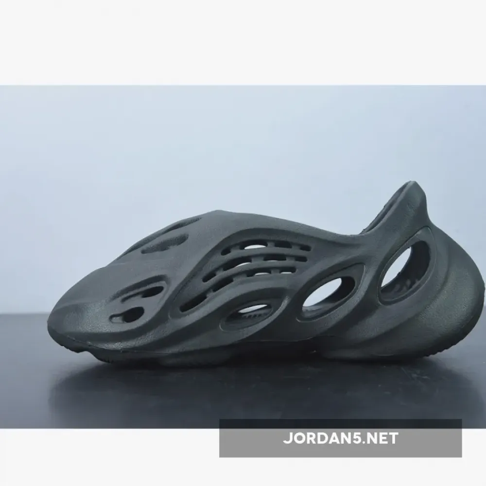 adidas Yeezy Foam Runner “Onyx”  HP8739