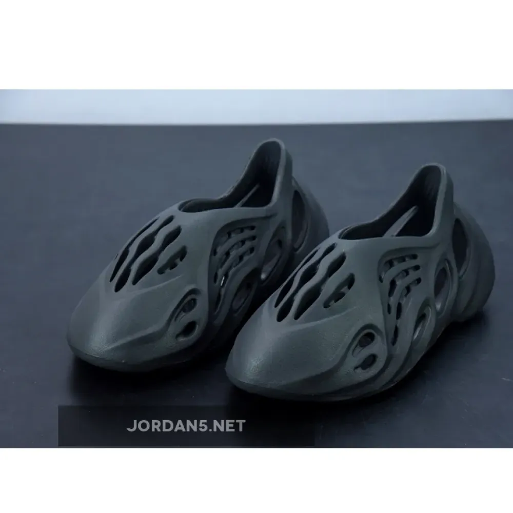 adidas Yeezy Foam Runner “Onyx”  HP8739