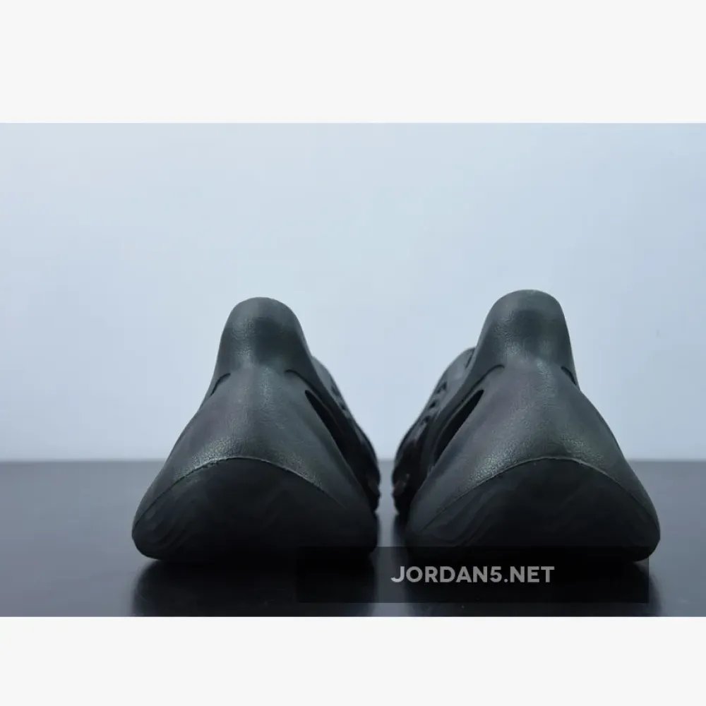 adidas Yeezy Foam Runner “Onyx”  HP8739