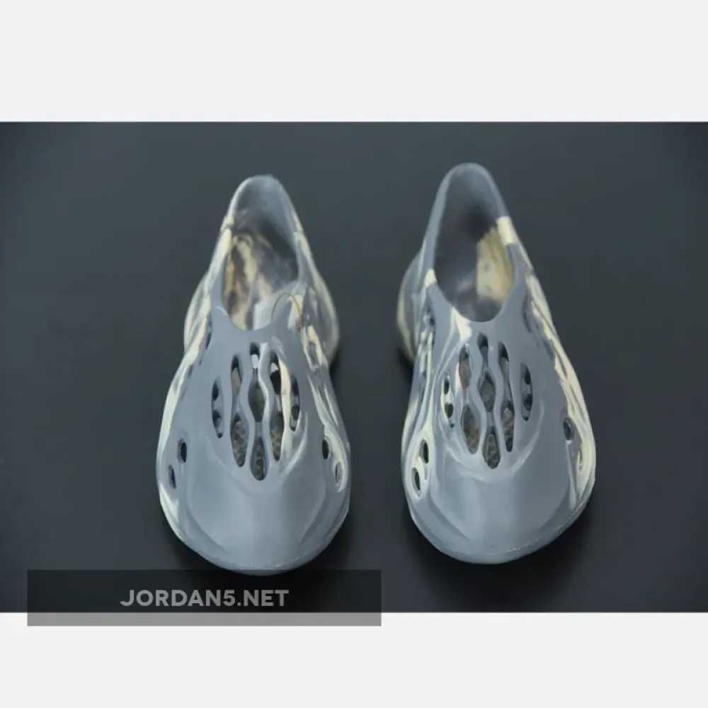 adidas Yeezy Foam Runner “MXT Moon Gray”  GV7904