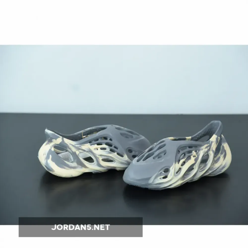 adidas Yeezy Foam Runner “MXT Moon Gray”  GV7904