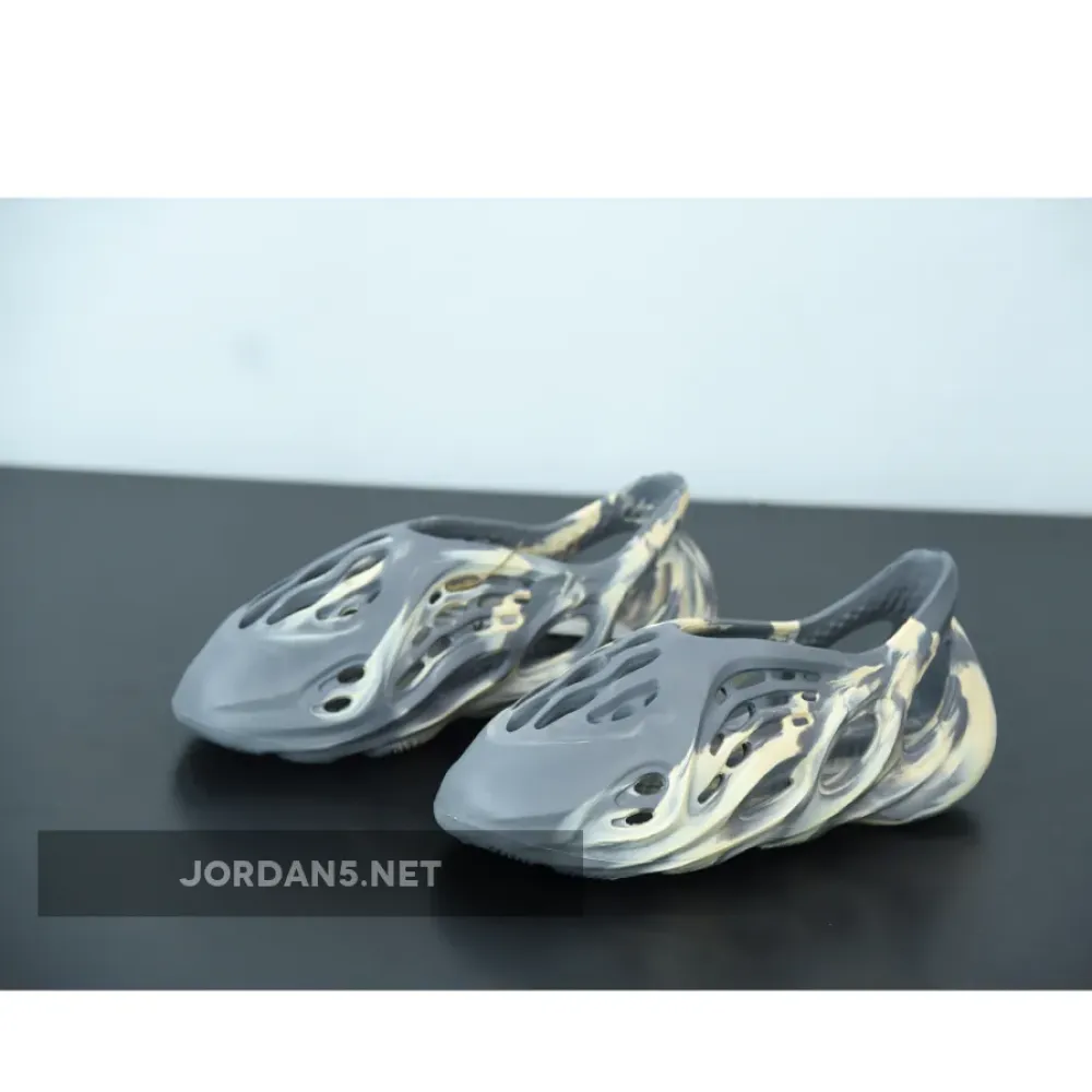 adidas Yeezy Foam Runner “MXT Moon Gray”  GV7904