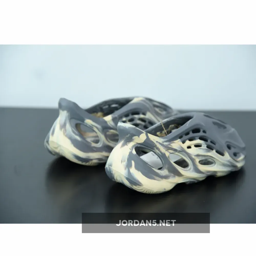 adidas Yeezy Foam Runner “MXT Moon Gray”  GV7904