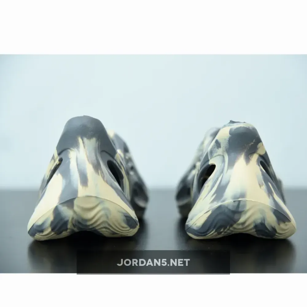 adidas Yeezy Foam Runner “MXT Moon Gray”  GV7904