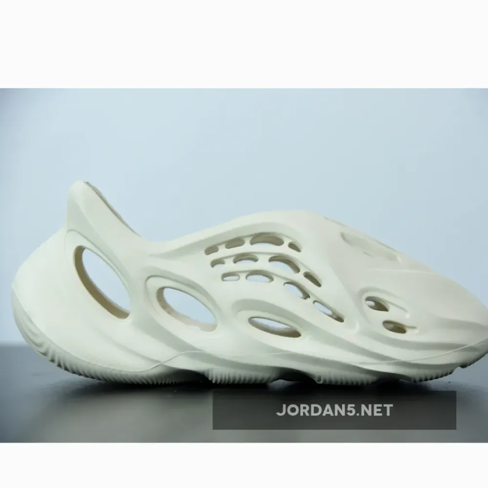 adidas Yeezy Foam Runner “Sand”  FY4567