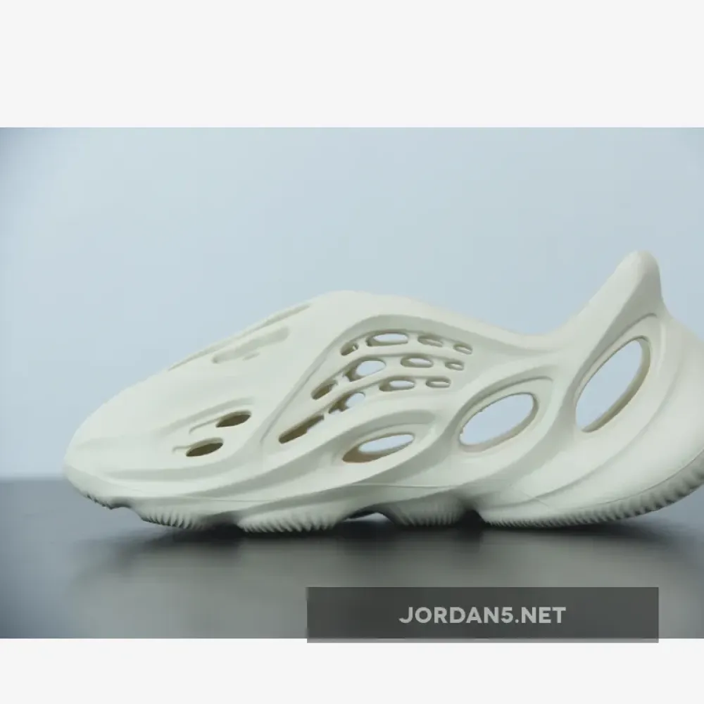 adidas Yeezy Foam Runner “Sand”  FY4567