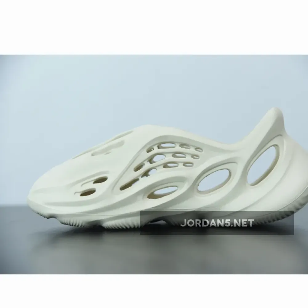 adidas Yeezy Foam Runner “Sand”  FY4567