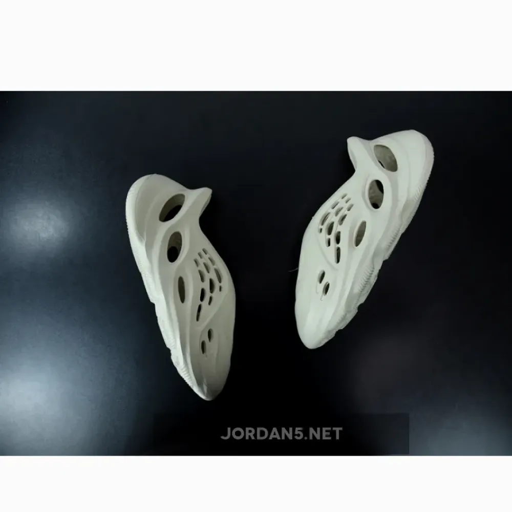 adidas Yeezy Foam Runner “Sand”  FY4567