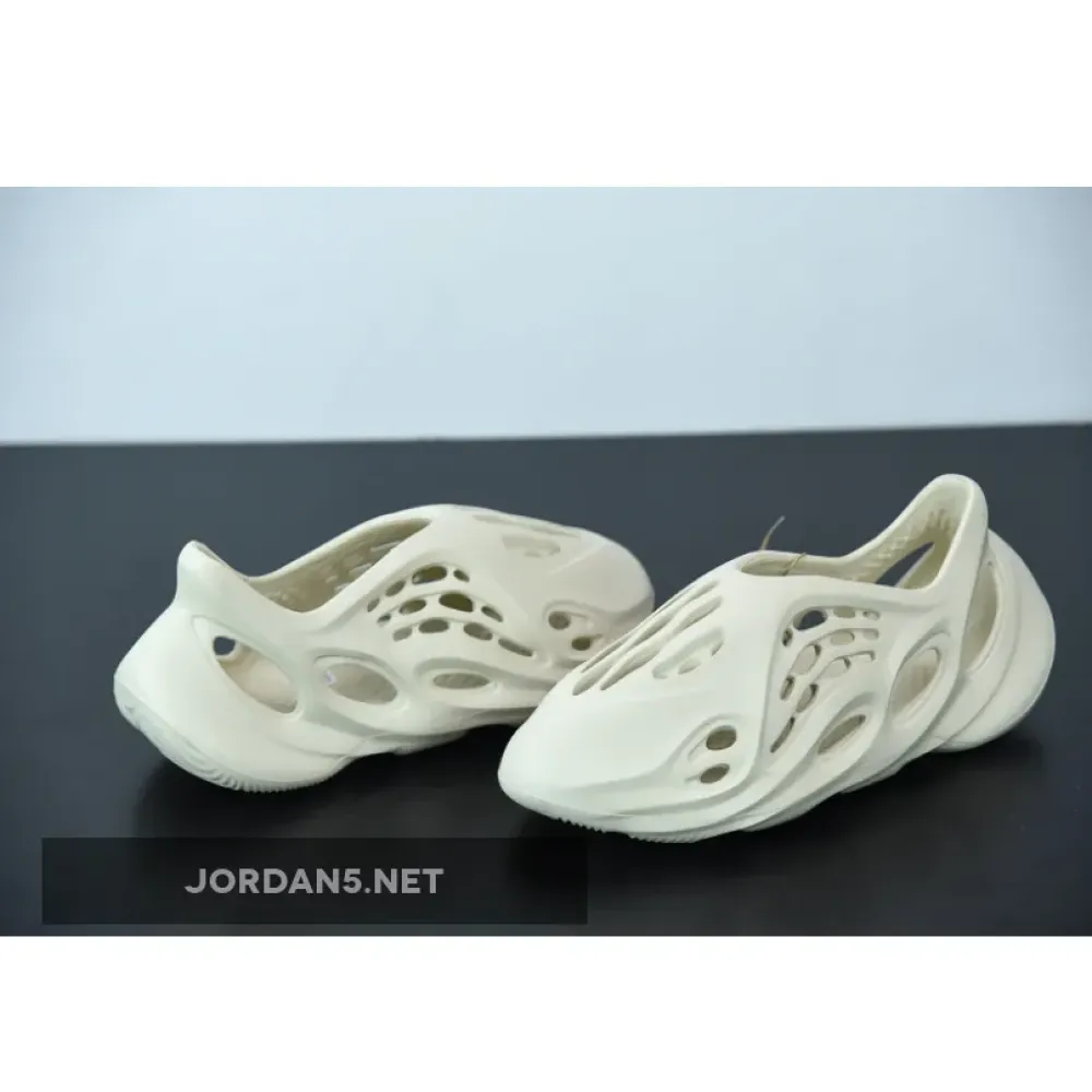 adidas Yeezy Foam Runner “Sand”  FY4567