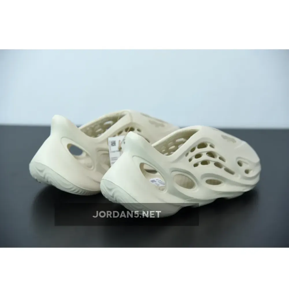 adidas Yeezy Foam Runner “Sand”  FY4567