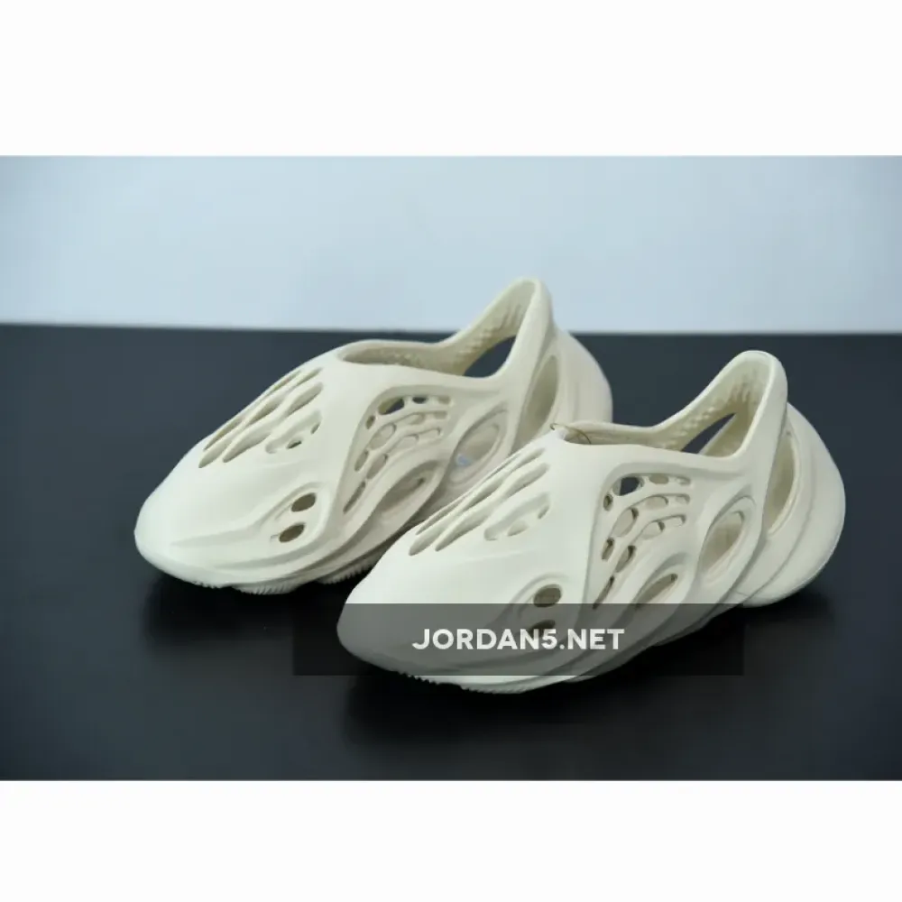 adidas Yeezy Foam Runner “Sand”  FY4567