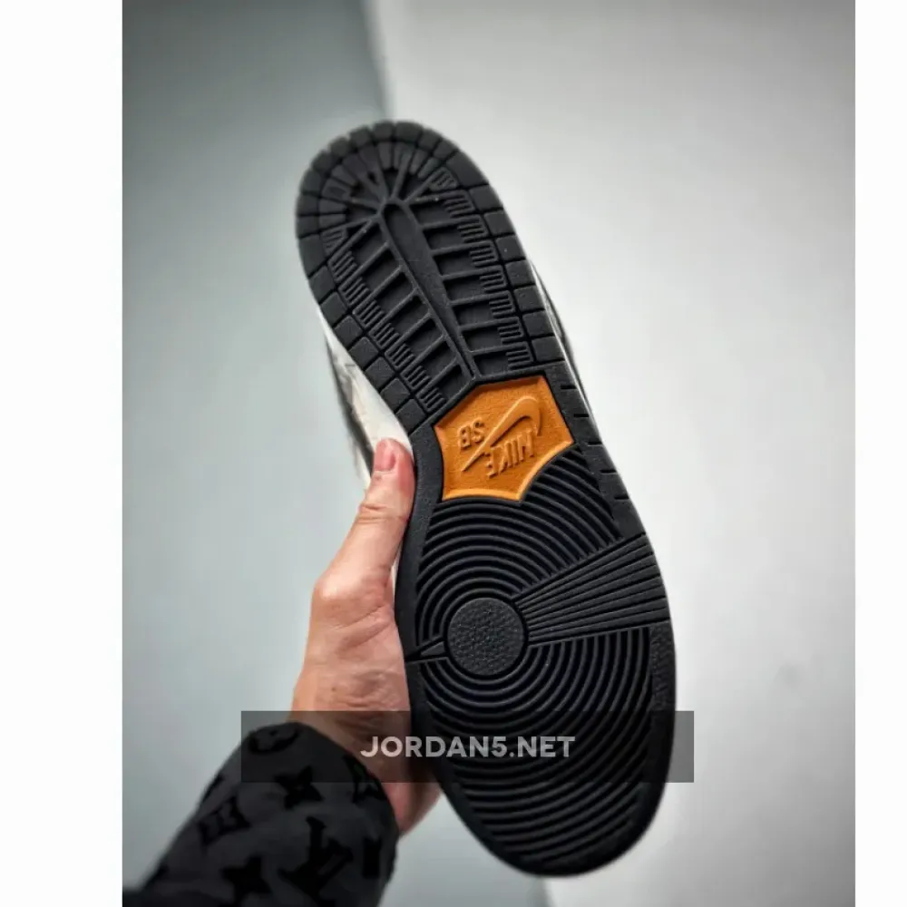 Nike SB Dunk Low “Safari”  FZ1233-002